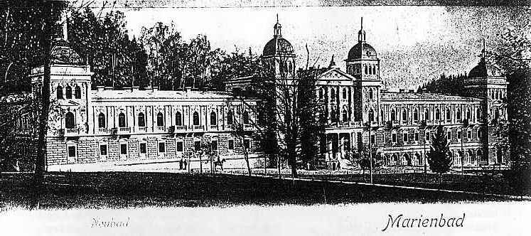 Pohlednice - Nové láznì postavené Josefem Schafferem (kol 1900) s èetnými dílèími komíny. Vzadu dosud nestojí mìstská tržnice.