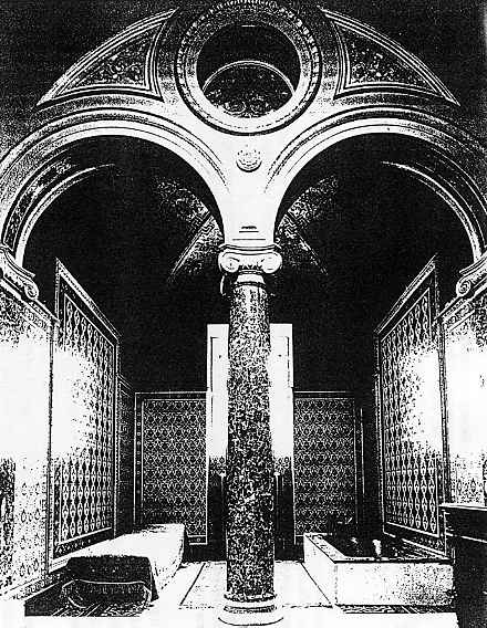 Královská kabina (západní) sloužila ke koupelím v Ambrožovì prameni. Pohled do koupelového prostoru s vanou a divanem.