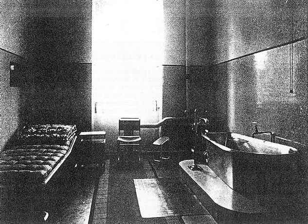 Kabina k podávání uhlièitých koupelí z roku 1930. Vpravo cínová vana, vlevo lehátko k odpoèívání.