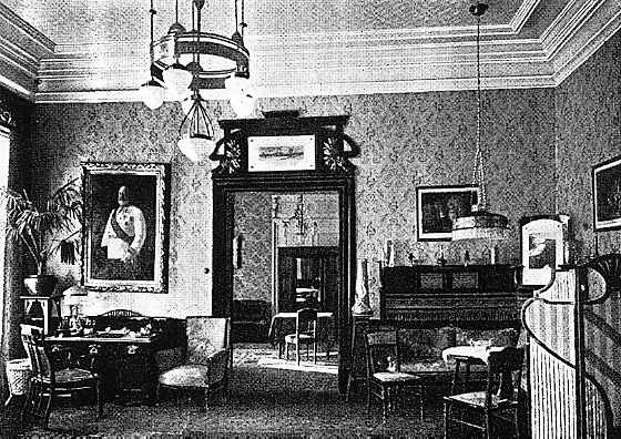 Krlovsk komnaty Eduarda VII. v hotelu - vzadu za dvemi je krlova lonice