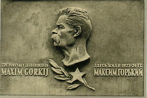 Pamtn deska M.Gorkho je dlem praskho sochae Vladimra Davida. Byla slavnostn odhalena v ervenci 1951 za ptomnosti ministra prof. Zdeka Nejedlho, spisovatel Jana Drdy, Marie Majerov a Vclava eze.