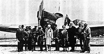 Ankunft des ersten Lufthansa-Flugzeuges 1927. - Zweiter von rechts Stadtrat Mizera, vierter von rechts Brgermeister Dr.Turba, vor dem Probeller J.Arigi.