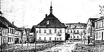 Mnichovská radnice je barokní stavba z let 1725-1730,  jednopatrová, se zvonicí a se štukovou výzdobou v I. patøe. Pøi opravì radnice (psáno 1963) byla nalezena mezi okny šenkovny na západní stranì zazdìná krabice, kde byly zakládací listiny, obìžné mince, a uvedeny náklady stavby 3281 zlatých.
